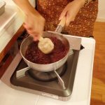 砂糖を加えてよく練ります